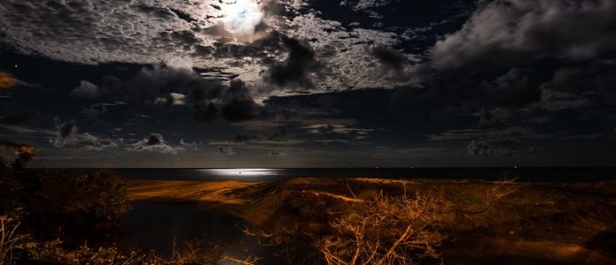 VOLLMOND am 2. März 2018 – Vertrauen in die Instinkte Vollmond über dem Wasser in Coruripe, Alagoas - Brazil,
Photo by Alfredo J.G.A. Borba, Creative Commons