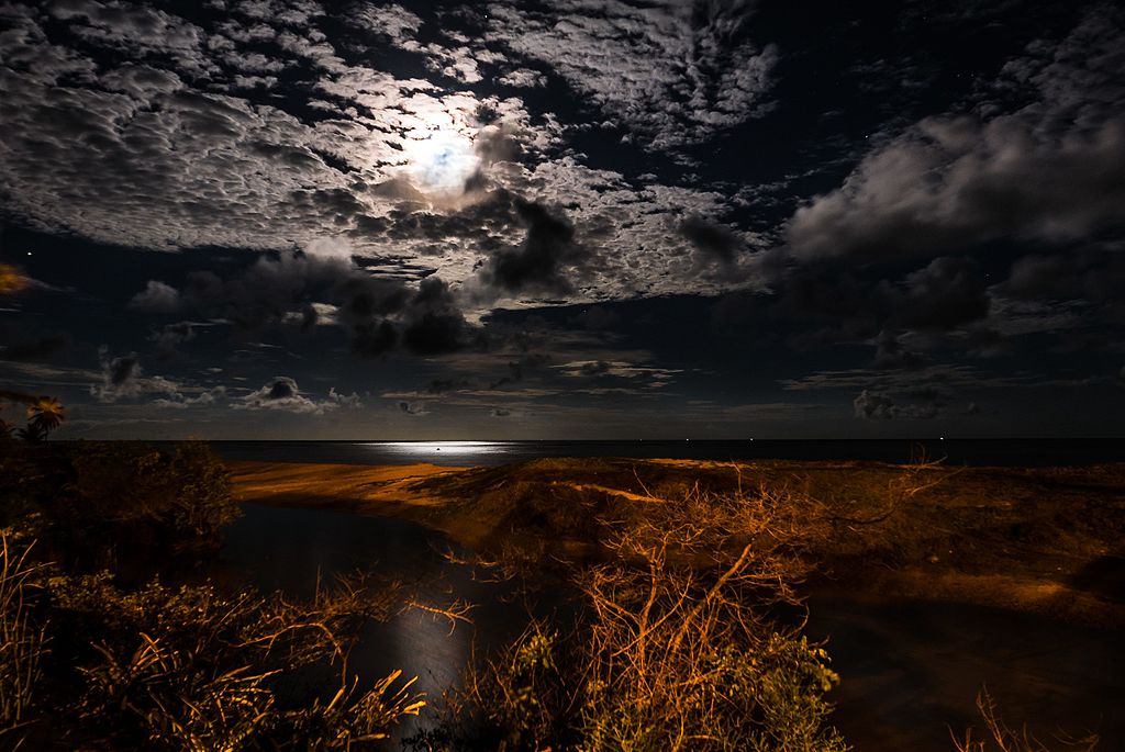 Vollmond über dem Wasser in Coruripe, Alagoas - Brazil, Photo by Alfredo J.G.A. Borba, Creative Commons