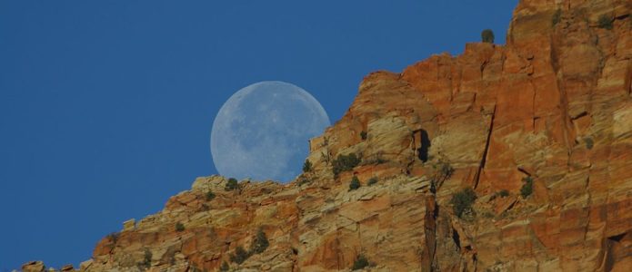 NEUMOND am 7. Dezember 2018 – Aggression und Illusion Photo by Jon Sullivan, Public Domain